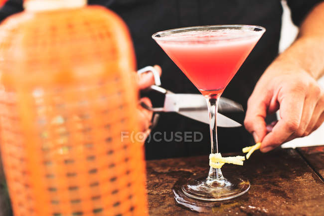 Bartender preparing cocktail — Stock Photo