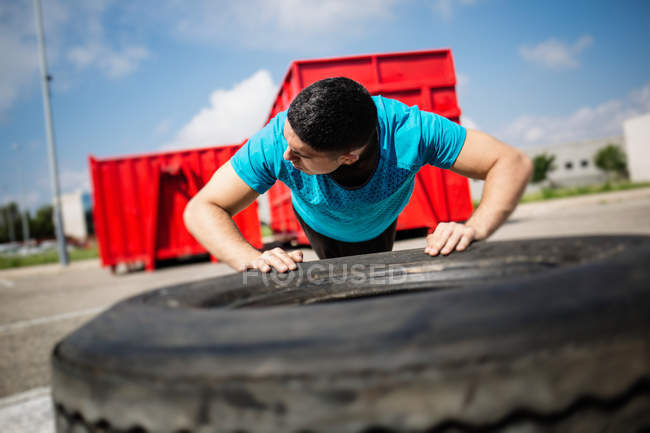 Sportsman doing push-ups — Stock Photo