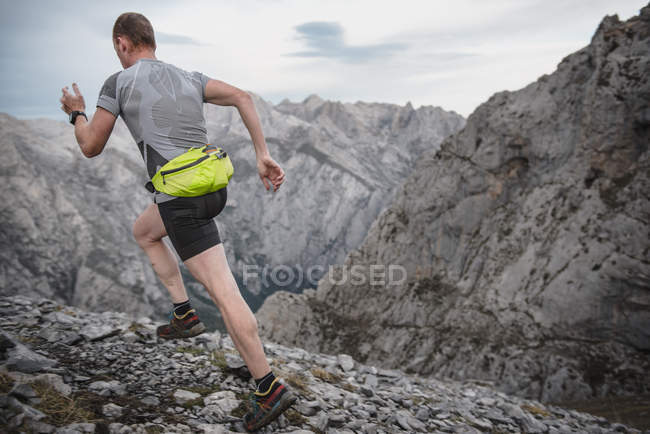 Homme courir cross country — Photo de stock