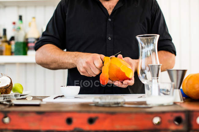 Cantinero preparando cóctel - foto de stock