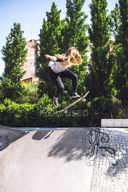 Skateboarding practicing at skatepark — Stock Photo