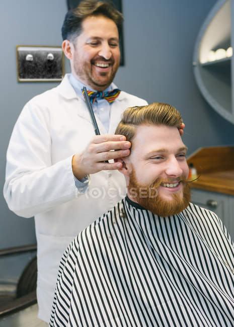 Современный процесс парикмахерства — стоковое фото