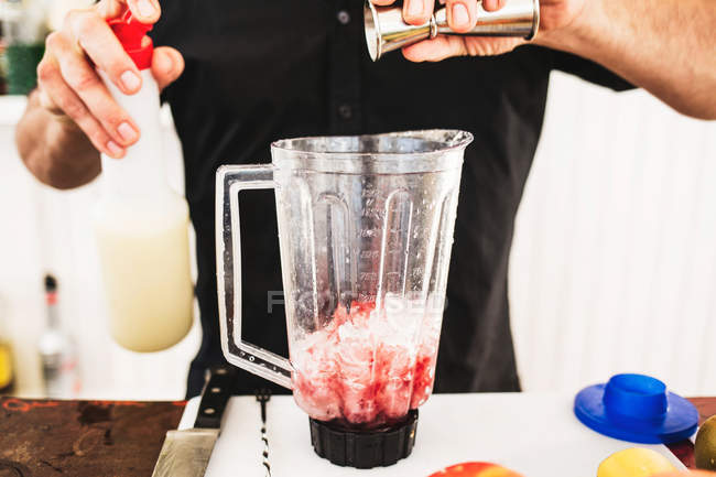 Barista preparazione cocktail — Foto stock