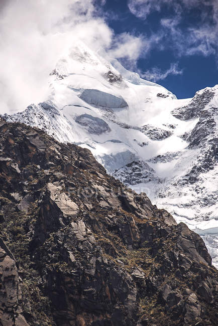 Schöner schneebedeckter Berggipfel — Stockfoto