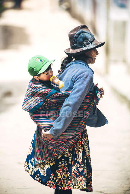 Donna indiana nativa con bambino — Foto stock