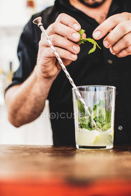 Bartender preparing Mojito — Stock Photo