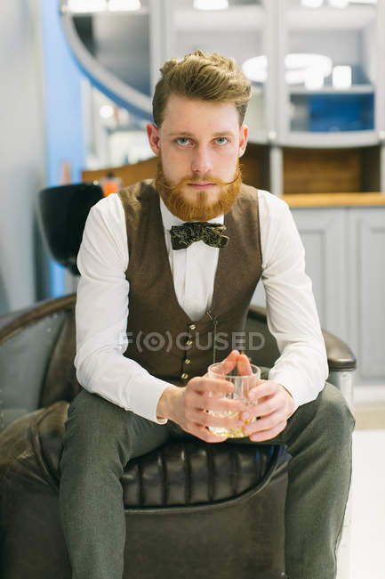 Homem elegante na barbearia — Fotografia de Stock