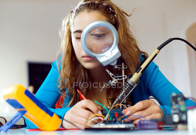 Mujer trabajando en Laboratorio - foto de stock