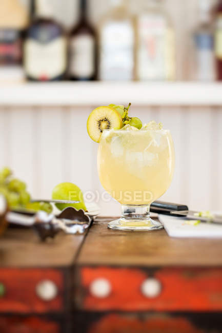 Тропічний коктейль з фруктами — стокове фото