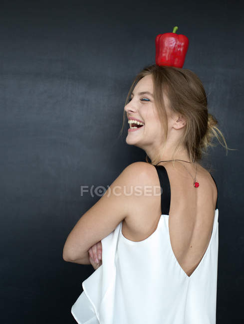 Chica rubia con pimienta en la cabeza - foto de stock
