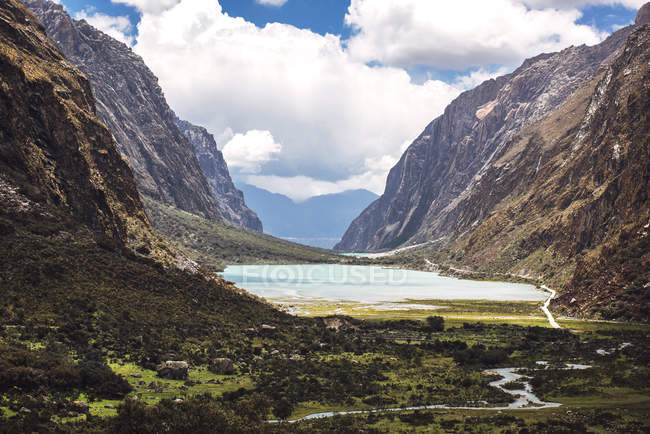 Montagne Huandoy et lac Paron — Photo de stock