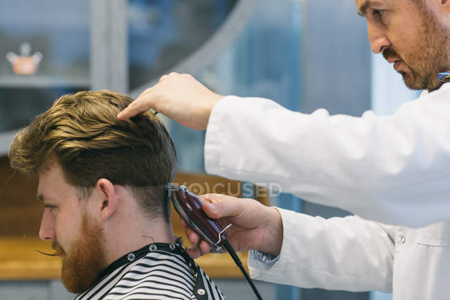 Processo de cabeleireiro moderno — Fotografia de Stock
