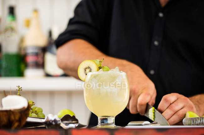 Підготовка коктейлів бармена — стокове фото