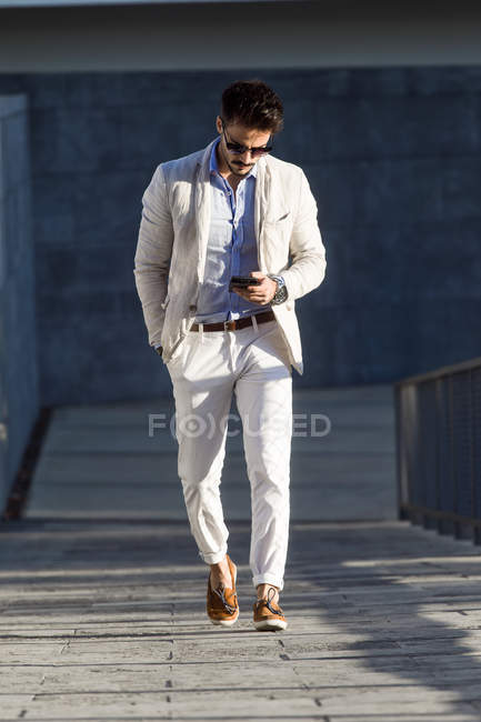 Businessman using his mobile phone. — Stock Photo