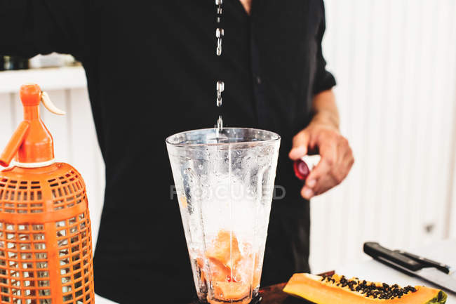 Cantinero preparando cóctel - foto de stock