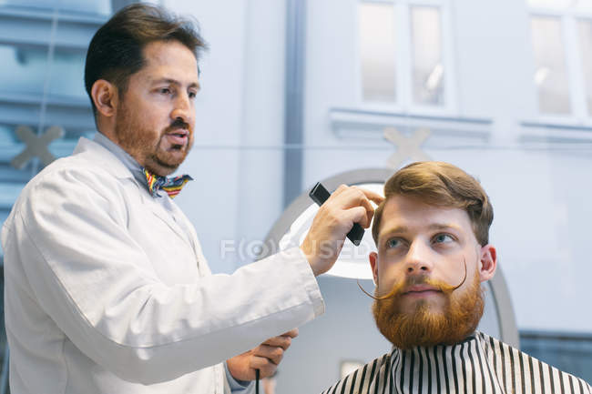 Proceso de peluquería moderna - foto de stock