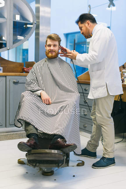 Processus de coiffure moderne — Photo de stock