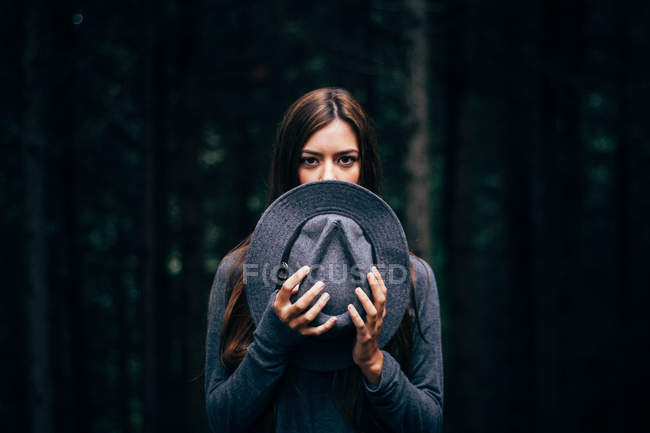 Mädchen mit grauem Hut — Stockfoto