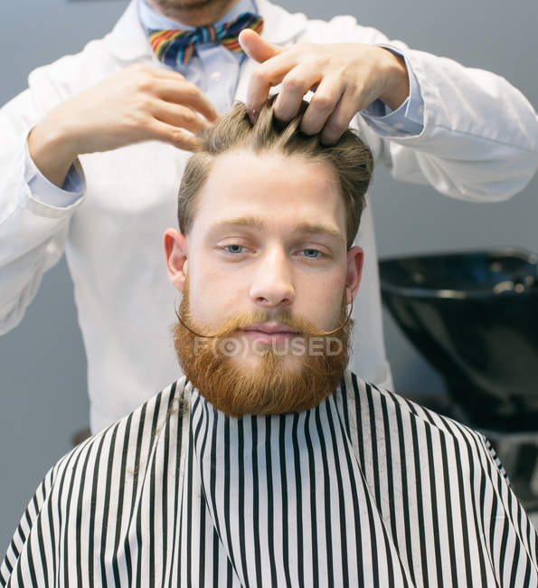 Processo de cabeleireiro moderno — Fotografia de Stock