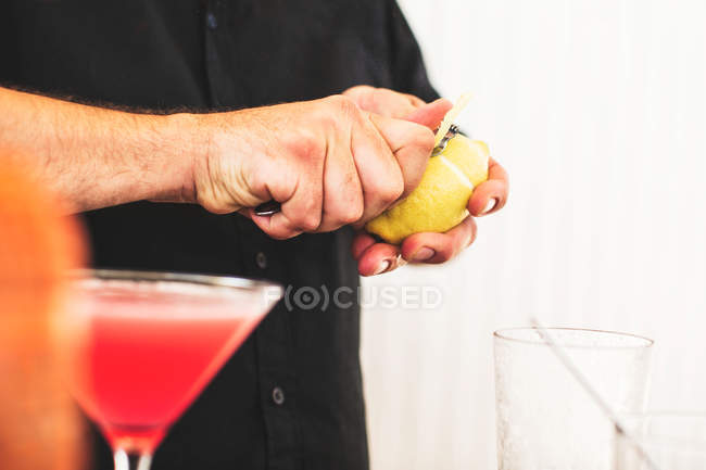 Bartender preparar coquetel — Fotografia de Stock