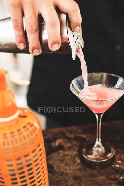 Cocktail préparatoire barman — Photo de stock