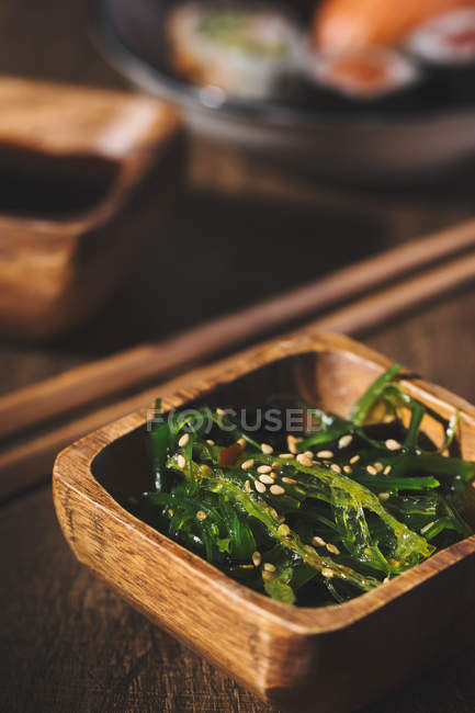 Салат с водорослями и кунжутом — стоковое фото