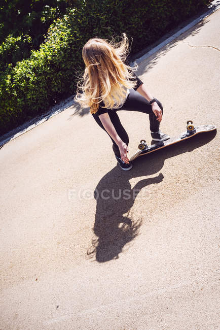 Skateboarder practicing ollie at park — Stock Photo