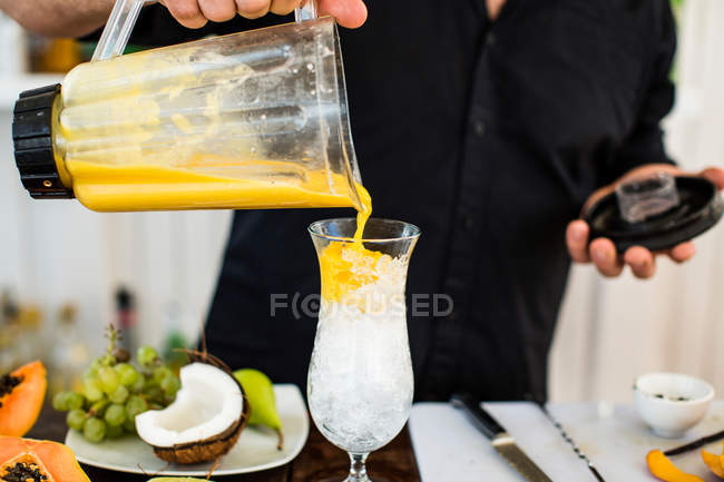 Cocktail préparatoire barman — Photo de stock
