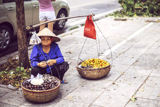 Mercado de rua senhora vendedor — Fotografia de Stock