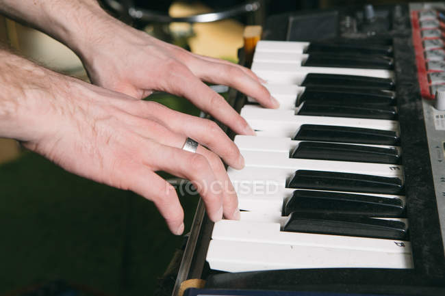 Mani che suonano pianoforte — Foto stock