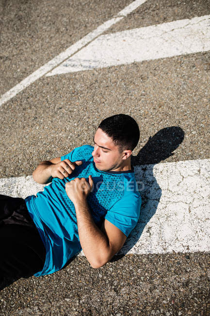 Спортсмен делает упражнения на прессе — стоковое фото