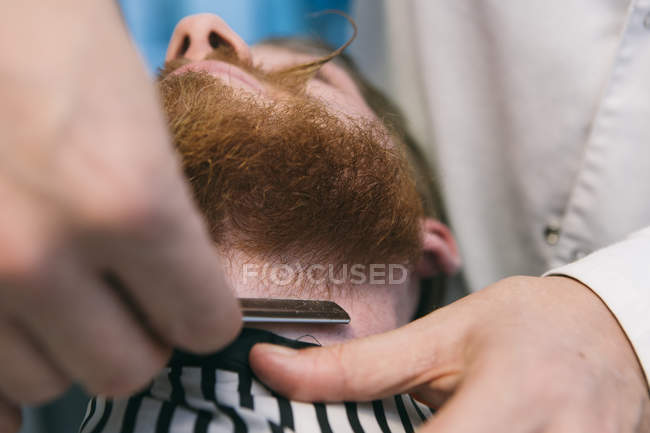 Barbeiro que arranja barba — Fotografia de Stock
