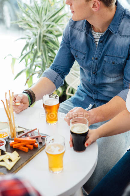 Man and woman tasting beer — Stock Photo