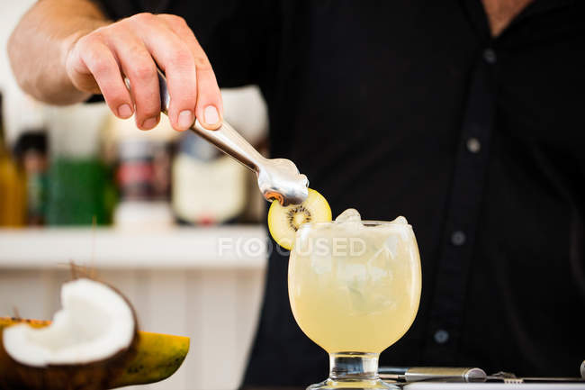 Bartender preparing cocktail — Stock Photo