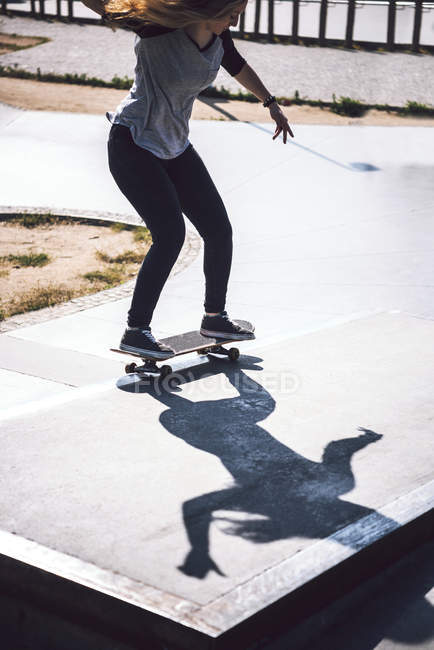 Skateboarden üben im Skatepark — Stockfoto