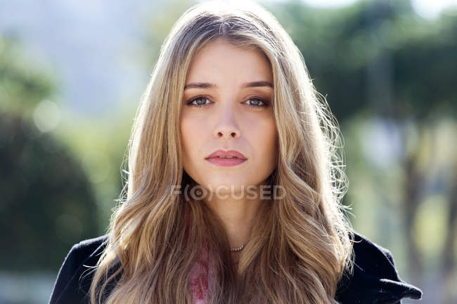 Schöne blonde junge Frau — Stockfoto