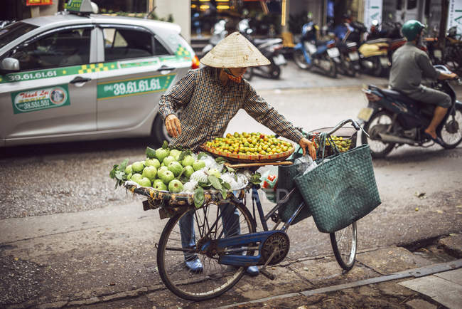 Mercado callejero vietnamita dama vendedor - foto de stock
