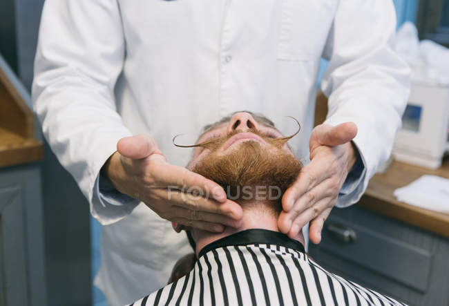 Парикмахер расставляет бороду — стоковое фото