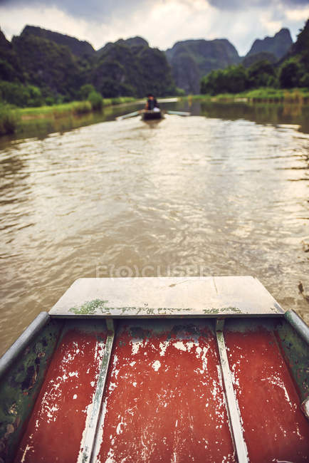 Barco navegando el río en Vietnam - foto de stock