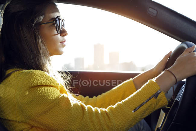 Giovane donna guida auto. — Foto stock