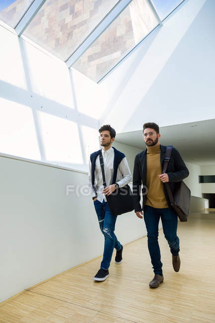 Homens de negócios caminhando no escritório moderno . — Fotografia de Stock