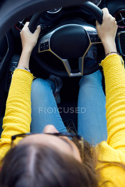 Молода жінка керує автомобілем . — стокове фото