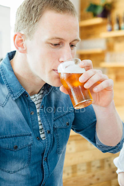 Uomo degustazione birra — Foto stock