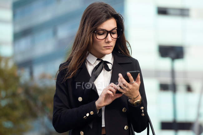 Бізнес-леді, використовуючи мобільний телефон — стокове фото