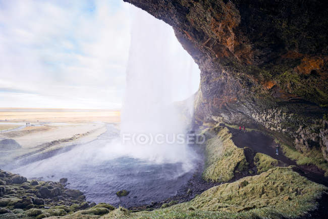 Cascada Seljalandsfoss en Islandia - foto de stock