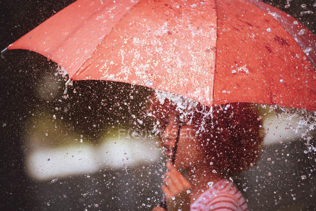 Молодая красивая женщина с зонтиком — стоковое фото