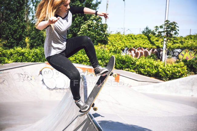 Pratique du skateboard au skatepark — Photo de stock