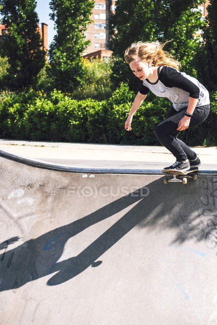 Skateboarding practicando en skatepark - foto de stock
