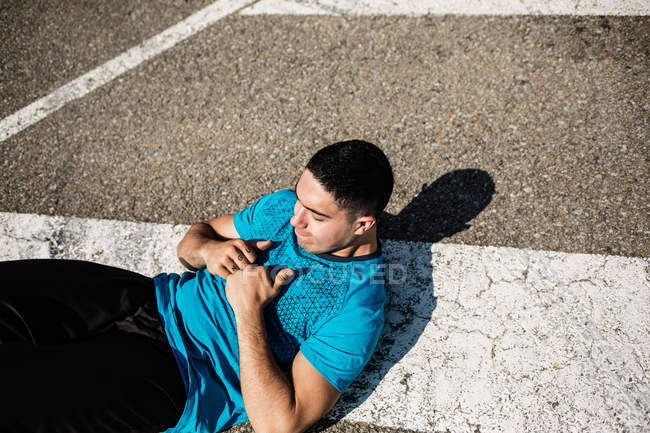 Deportista haciendo ejercicios abdominales - foto de stock