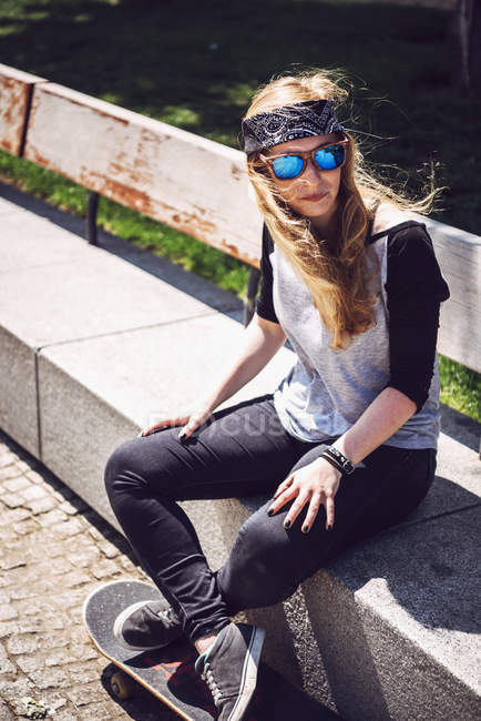 Woman skateboarder in park — Stock Photo